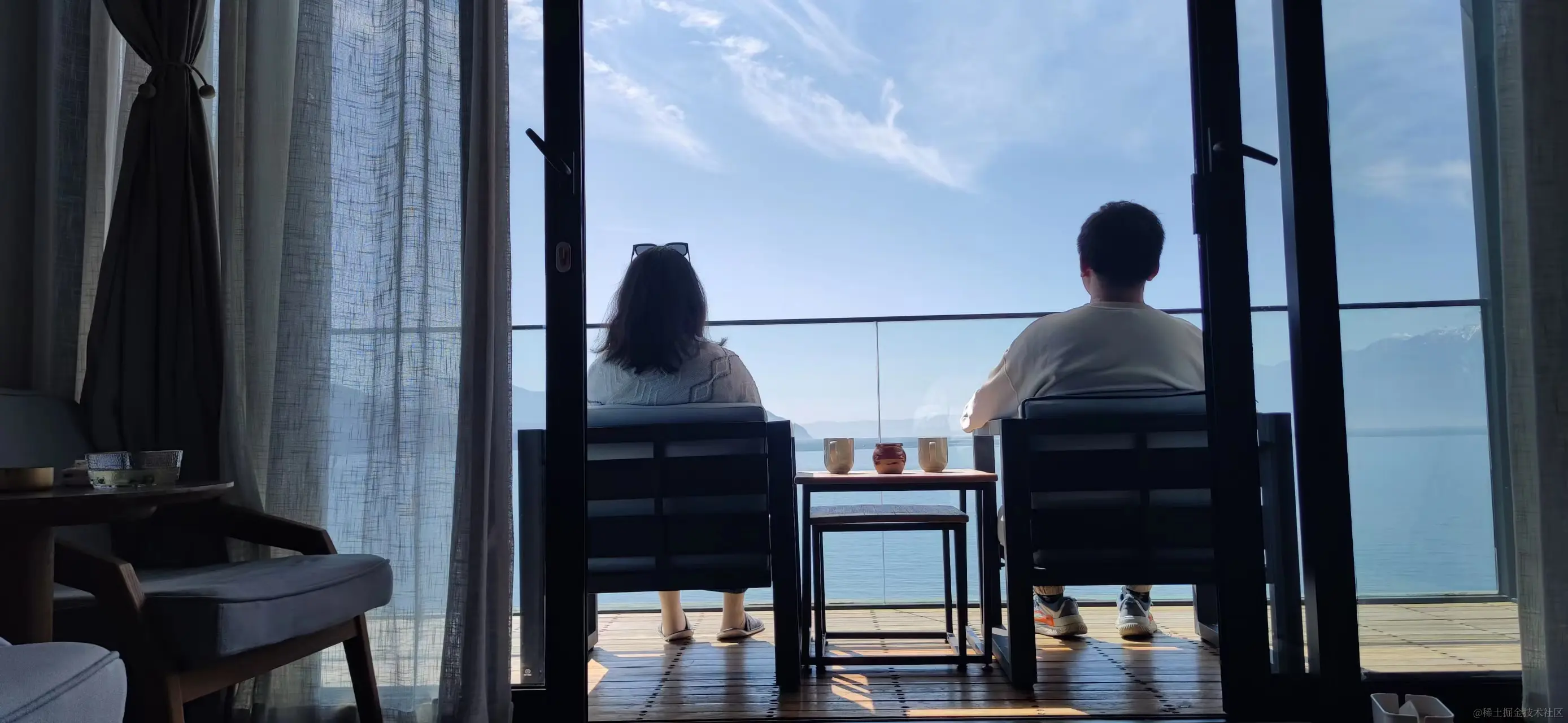 两个人坐在阳台.jpg
