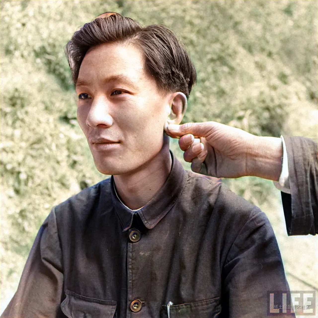 1947年，陕西。看相的在掐耳朵.png