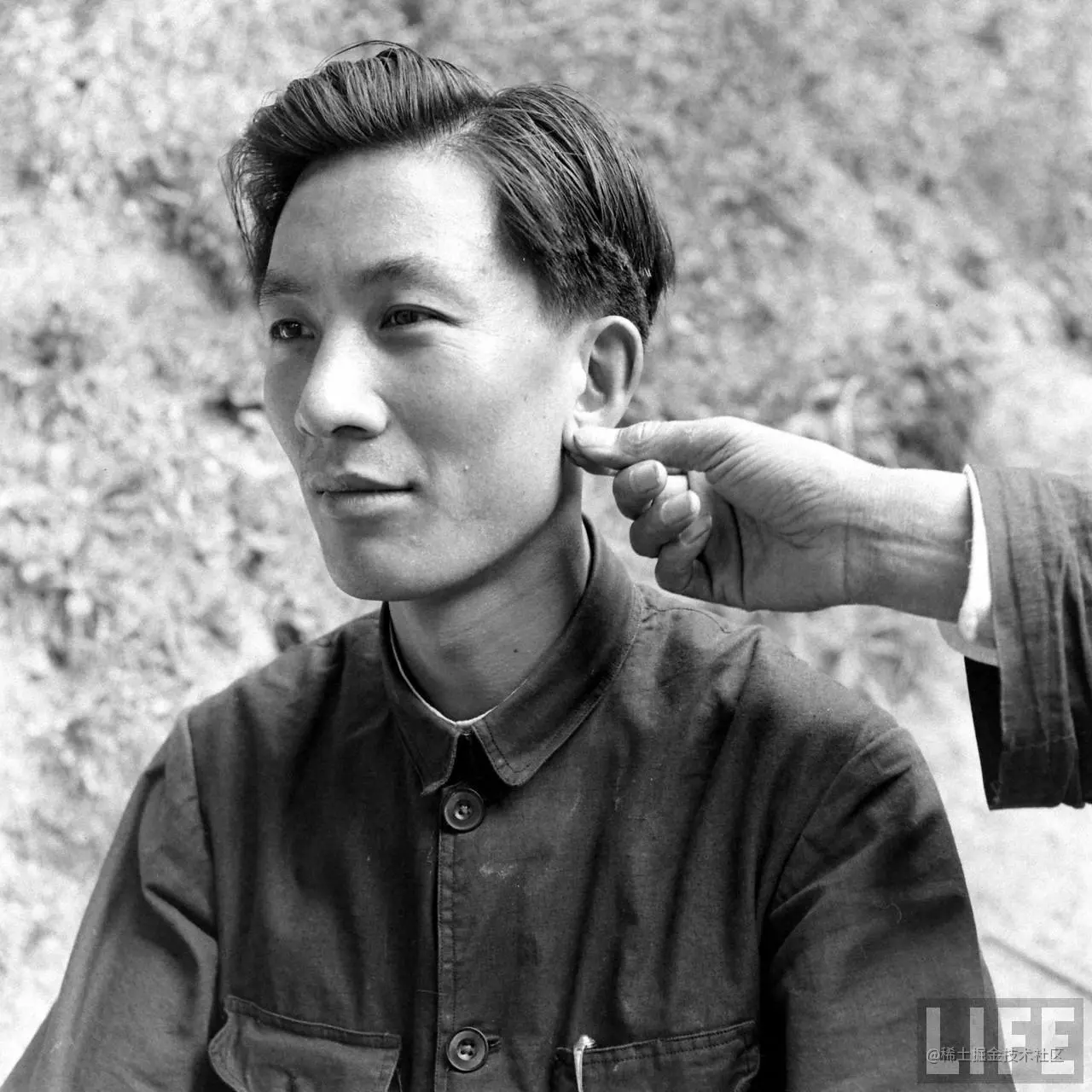 1947年，陕西。看相的在掐耳朵.jpg