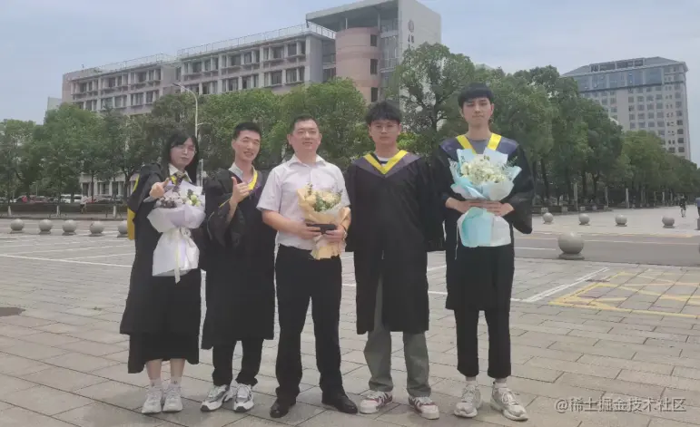 四届班长与班主任合照.png